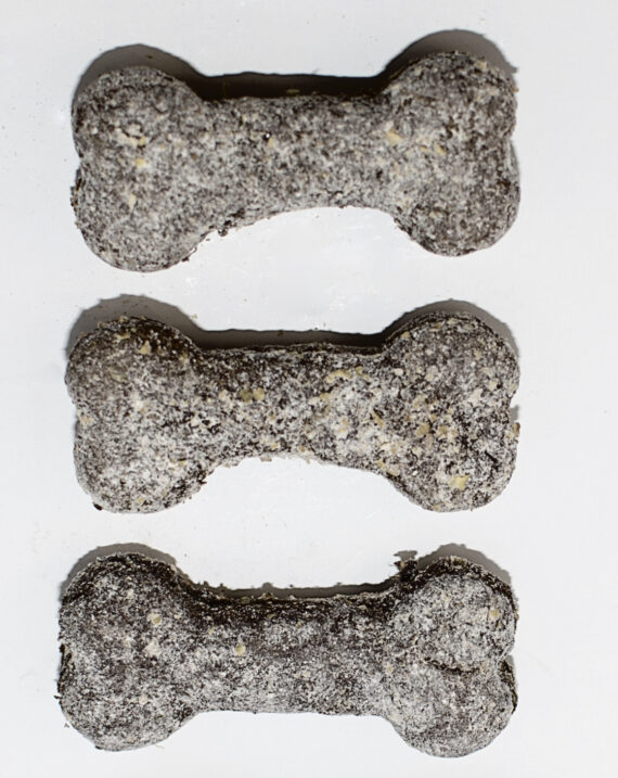 Doggy Treats: Galletas de algarroba y ternera - Imagen 3
